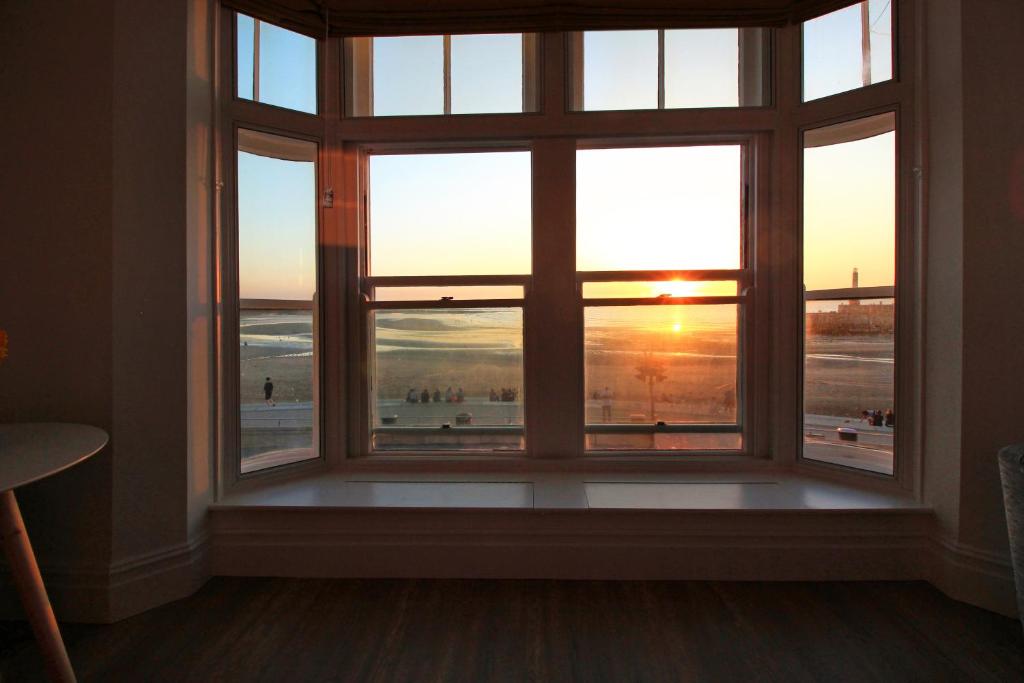 マーゲイトにあるMacatsim Seaview Sunsetのビーチを望む窓
