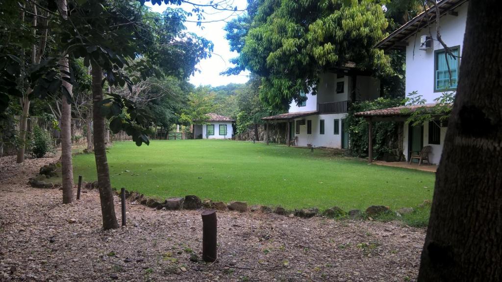 a large yard in front of a house at Pousada do Ipe in Goiás