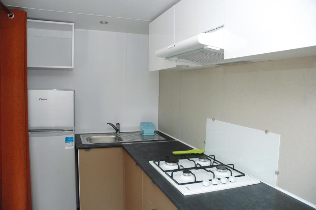 A kitchen or kitchenette at Camping Listro