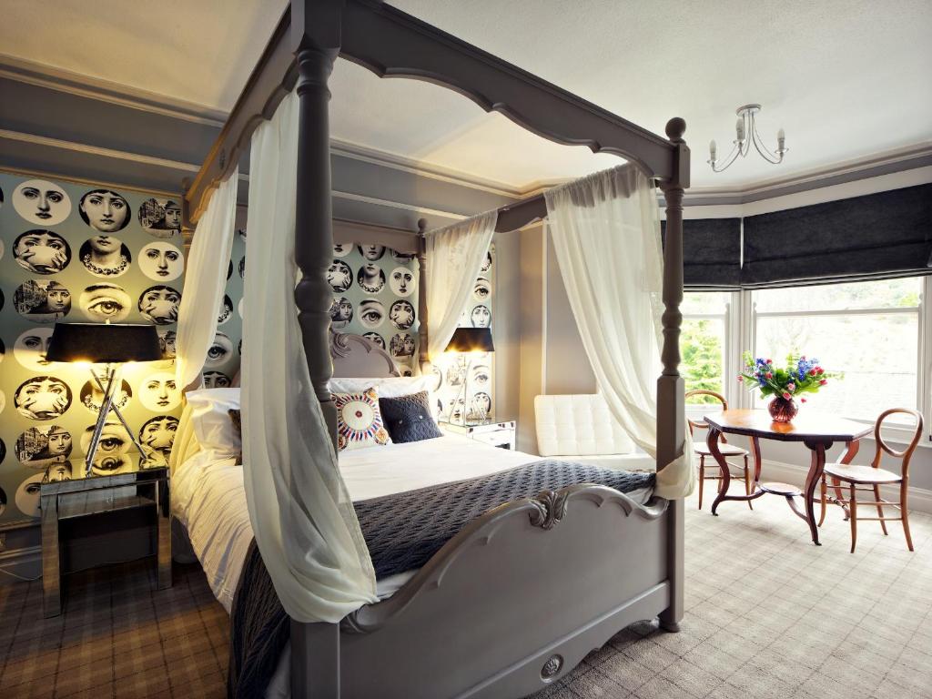 Un pat sau paturi într-o cameră la Rum Doodle, Windermere B&B