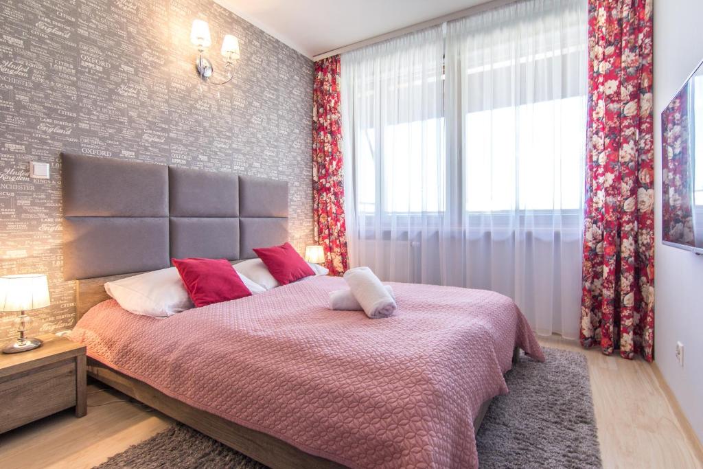 Un pat sau paturi într-o cameră la Apartamenty Viva Maria Zakopane