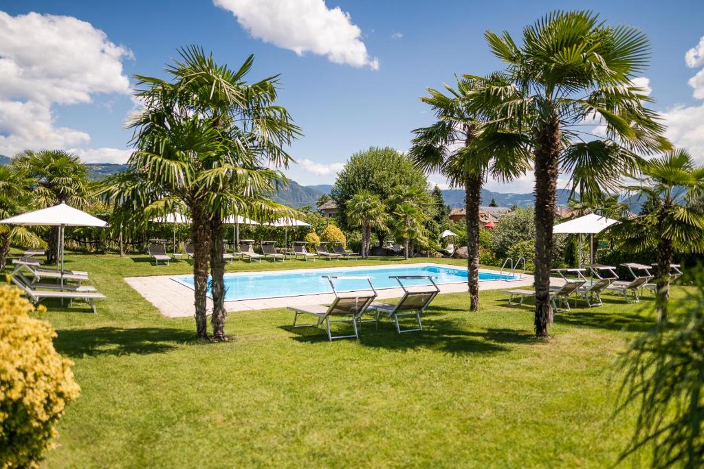 Bazén v ubytování Hotel Mandelhof nebo v jeho okolí