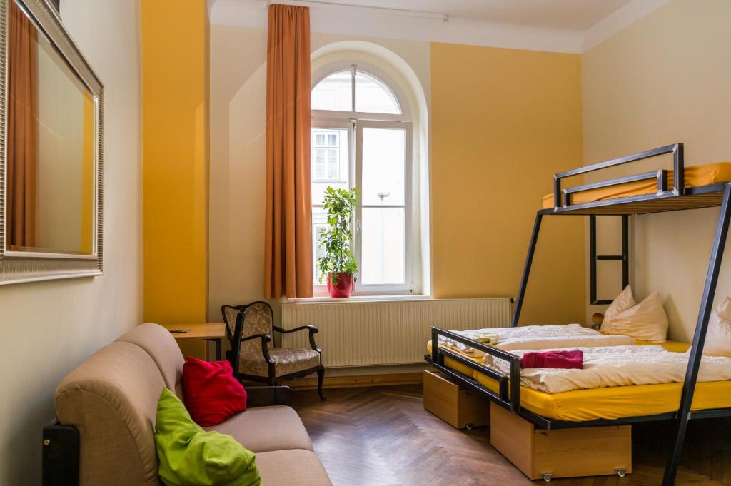 Postel nebo postele na pokoji v ubytování OPERA Hostel