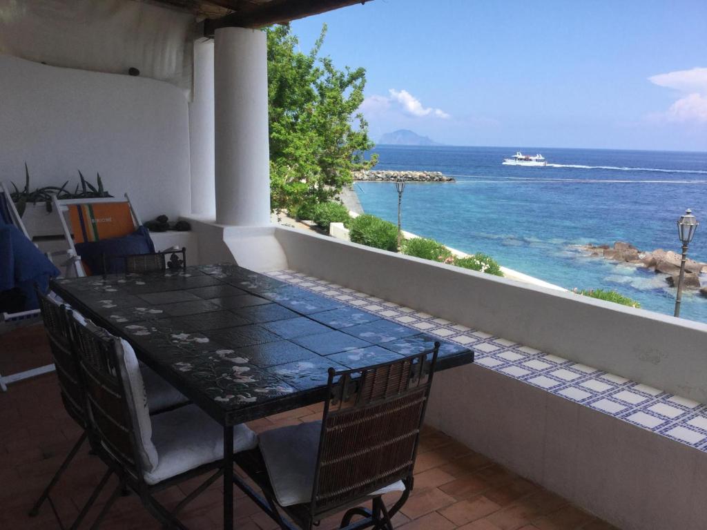 サンタ・マリーナ・サリーナにあるLa terrazza sul mareのテーブルと椅子、海の景色を望むバルコニー