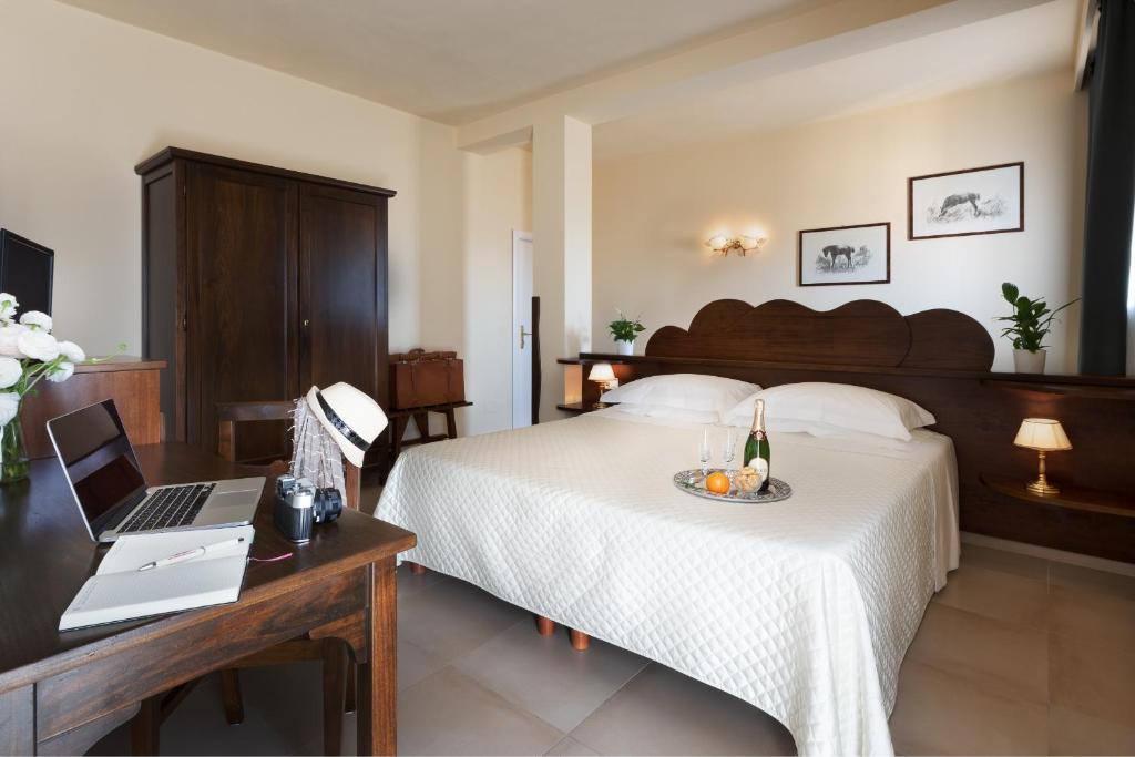 Postel nebo postele na pokoji v ubytování Hotel Corsignano