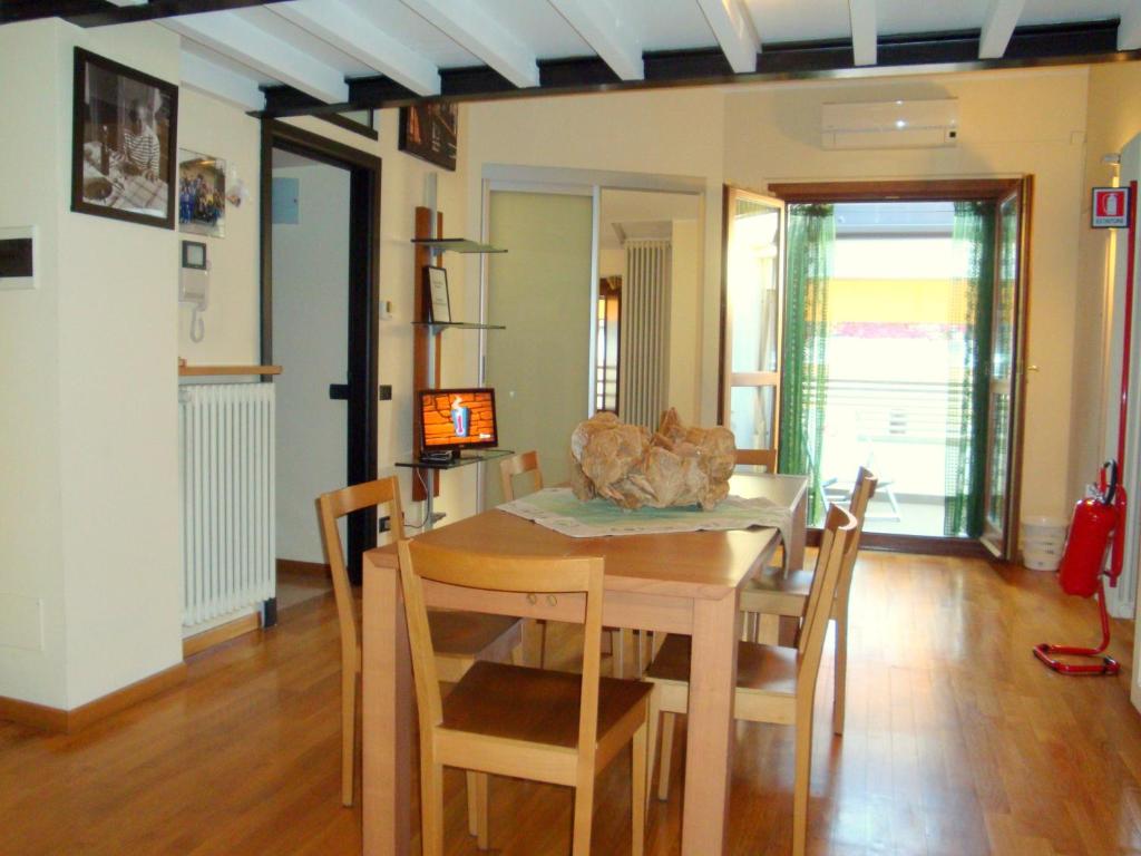 una cucina e una sala da pranzo con tavolo e sedie di Central Bed a Bergamo