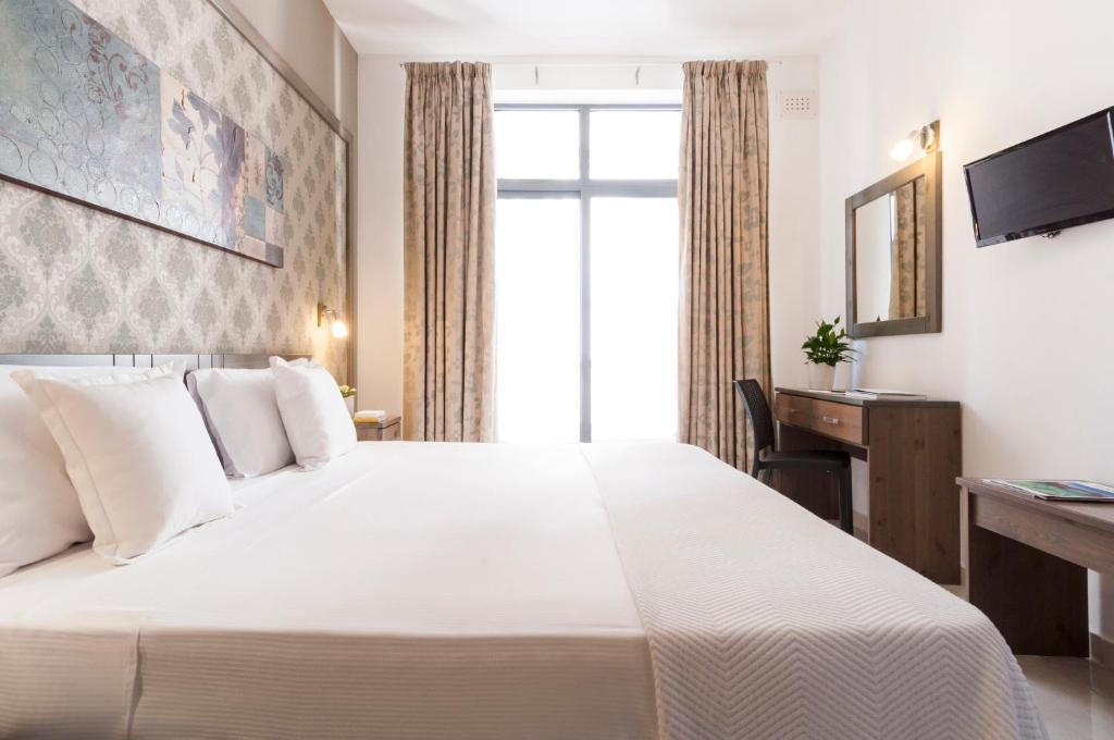 Postel nebo postele na pokoji v ubytování Alexandra Hotel