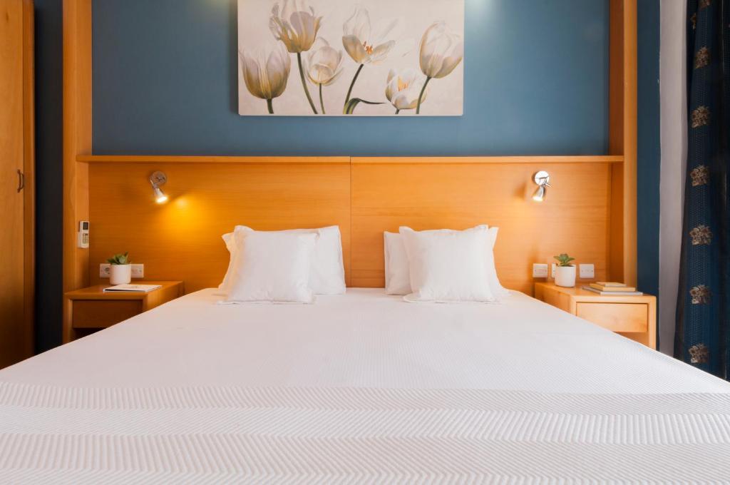Postel nebo postele na pokoji v ubytování Alexandra Hotel