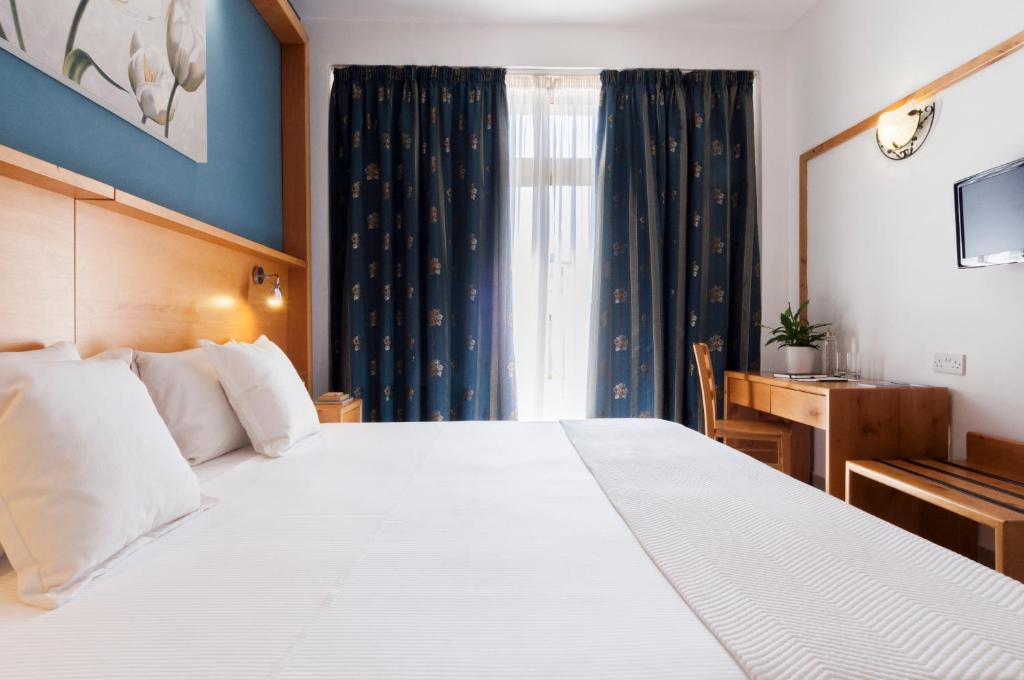 Postel nebo postele na pokoji v ubytování Alexandra Hotel
