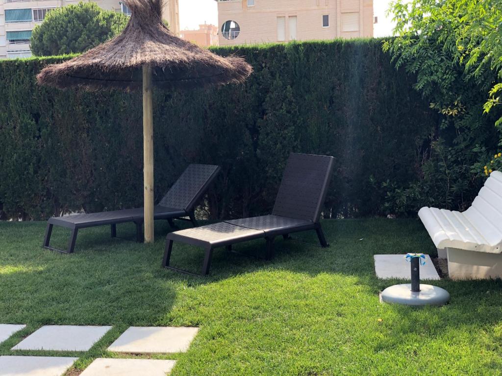 Vonkajšia záhrada v ubytovaní Apartamento frente al mar (Avda costa Blanca)