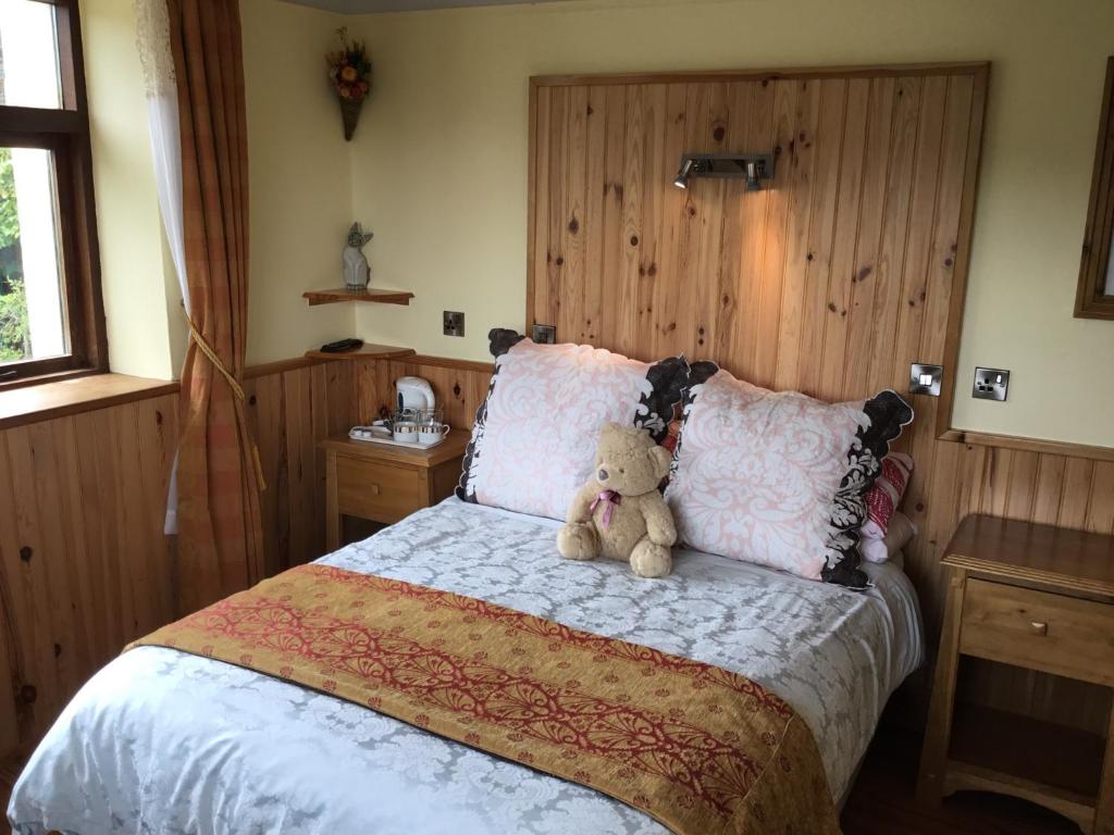 Postel nebo postele na pokoji v ubytování Kylemore Pass Hotel