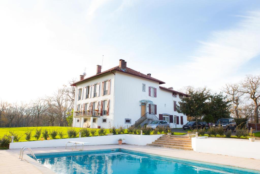 une maison avec une piscine en face de celle-ci dans l'établissement Maison Beltzenia, à Urrugne