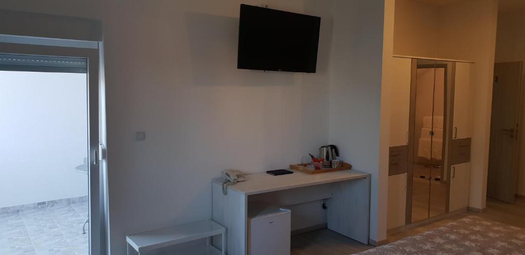 KE-TO Zagreb Airport Rooms - 12