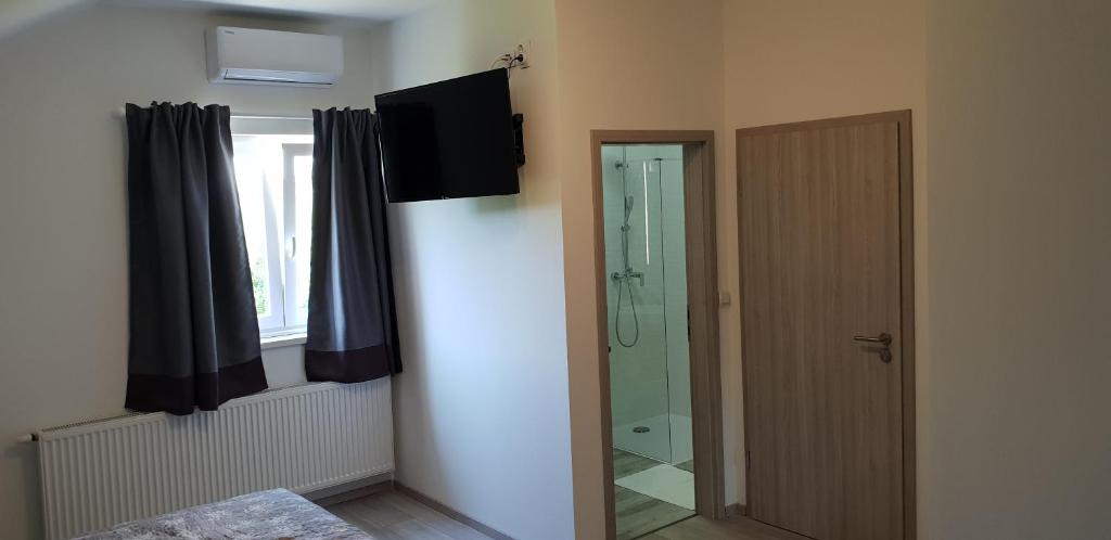 KE-TO Zagreb Airport Rooms - 5