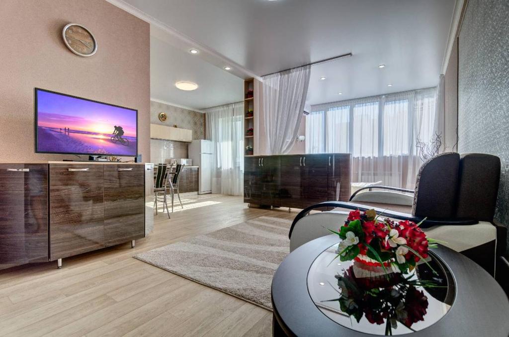 Телевизор и/или развлекательный центр в Novye apartamenty na Plekhanova 14