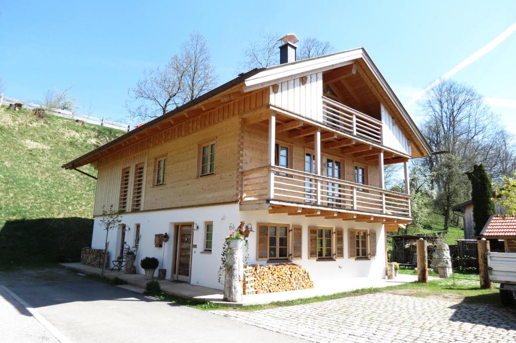 ein großes Holzhaus mit einem Dach in der Unterkunft MountainLodge Dorfhaus in Lenggries