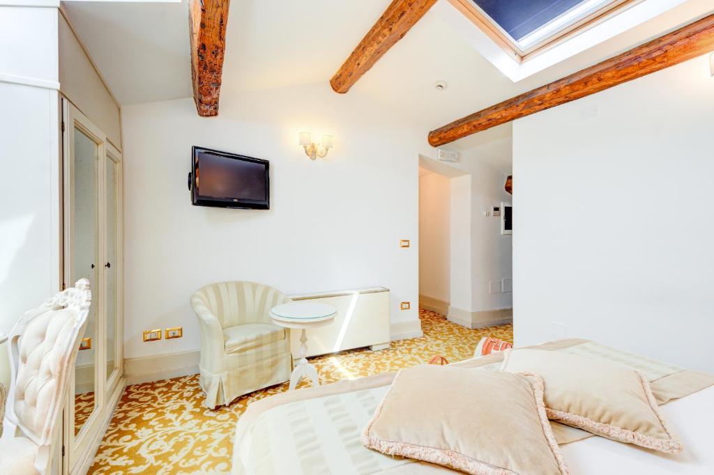 TV a/nebo společenská místnost v ubytování Hotel Al Duca Di Venezia