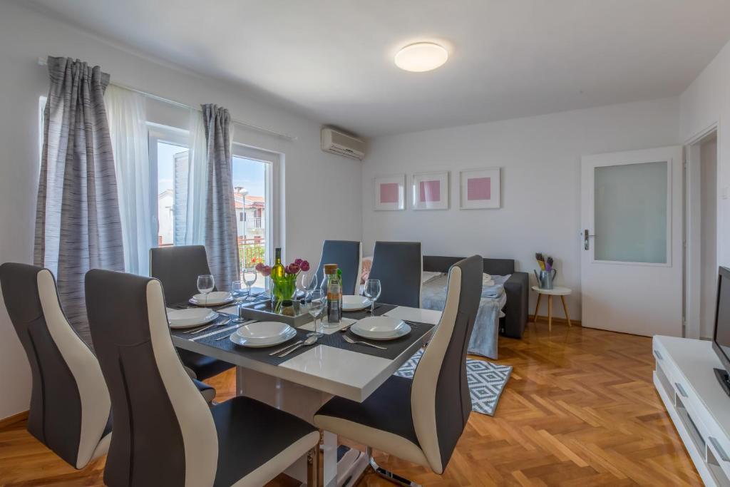 a dining room with a table and chairs at Apartment Ankica L4 in Crikvenica