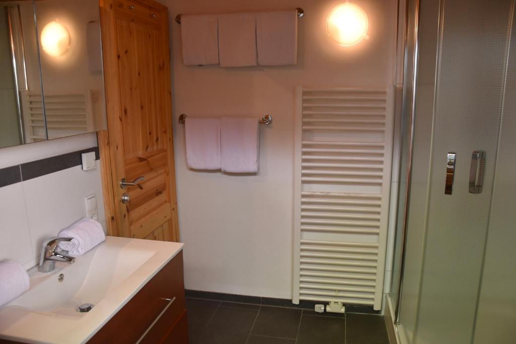 Koupelna v ubytování Hotel & Chalets Herrihof