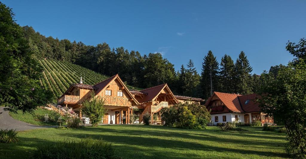 una casa grande con un patio de césped con árboles en Weinhof Klug-Krainer en Deutschlandsberg