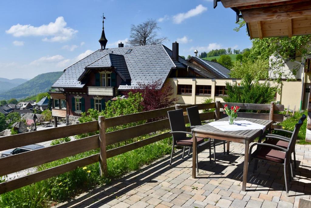 Nespecifikovaný výhled na hory nebo výhled na hory při pohledu z hotelu