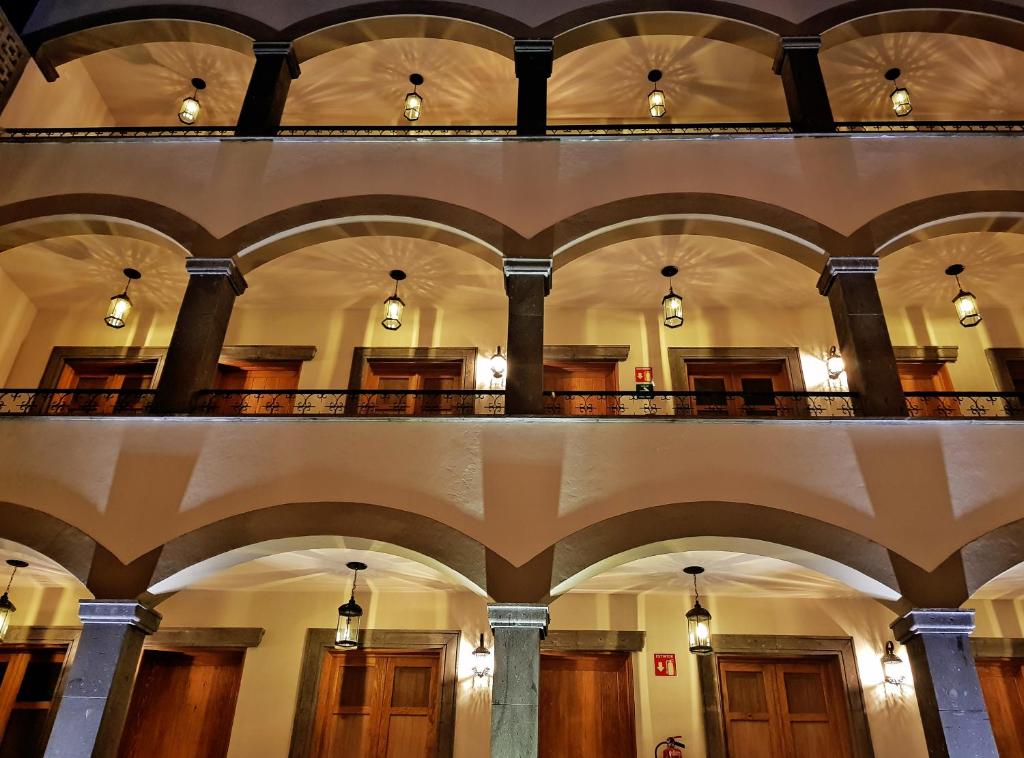 Elle offre une vue sur le hall d'un bâtiment doté de plafonds voûtés. dans l'établissement Puerta San Pedro, à Guadalajara