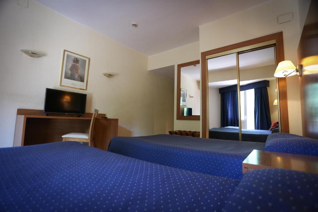 TV a/nebo společenská místnost v ubytování Hotel El Cisne