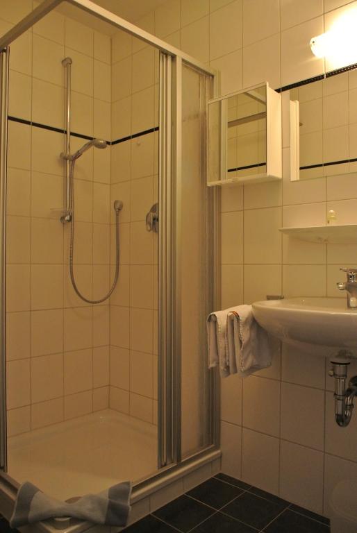 Koupelna v ubytování Hotel Garni Post