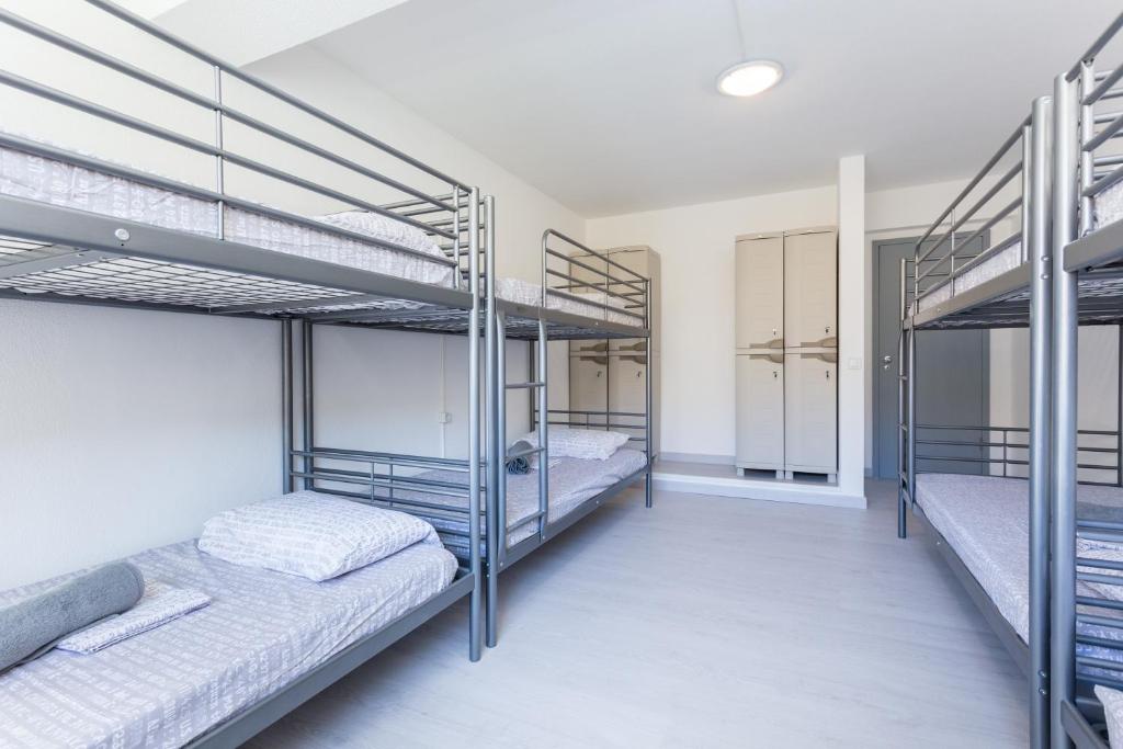 Safari Beach guest house - 8-Bed Mixed Dormitory Room