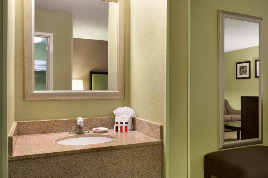 Days Inn by Wyndham Baltimore Inner Harbor - Queen Room With Bath Tub - Mobility Accessible/Non-Smoking