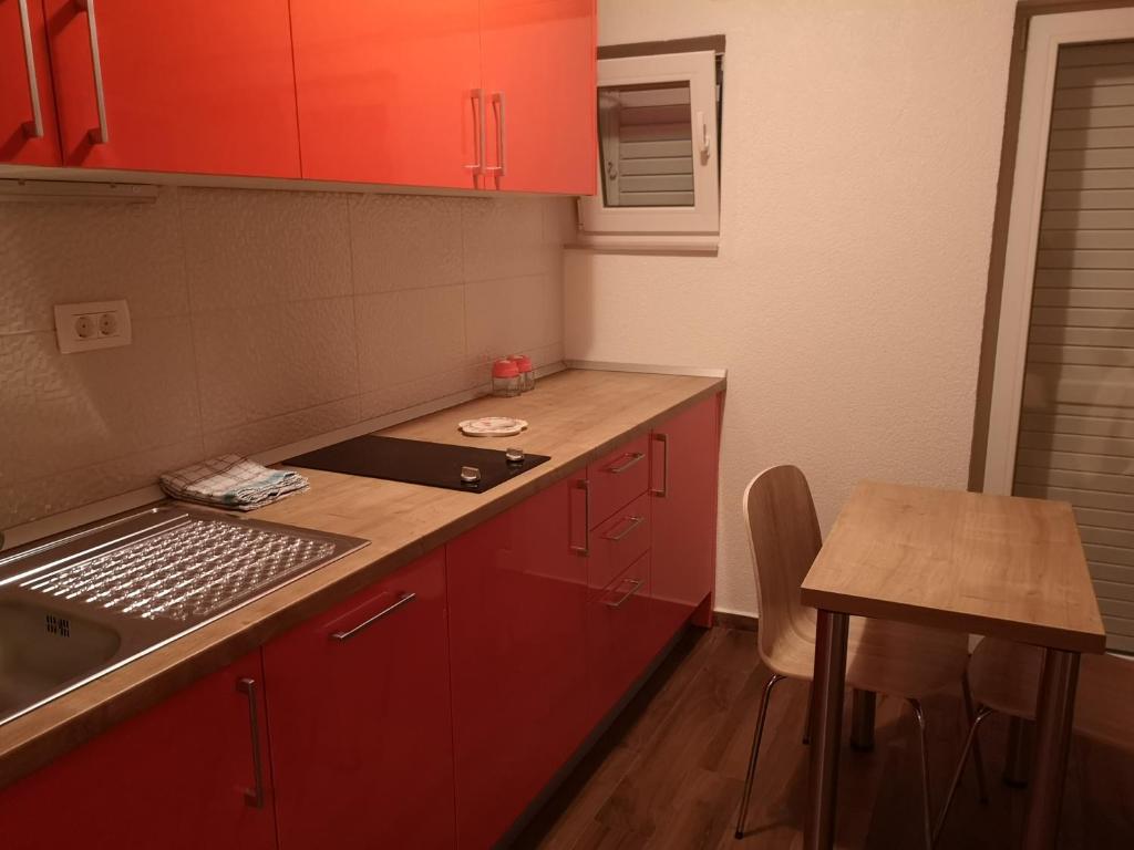 Kuchyň nebo kuchyňský kout v ubytování Apartmani Sea