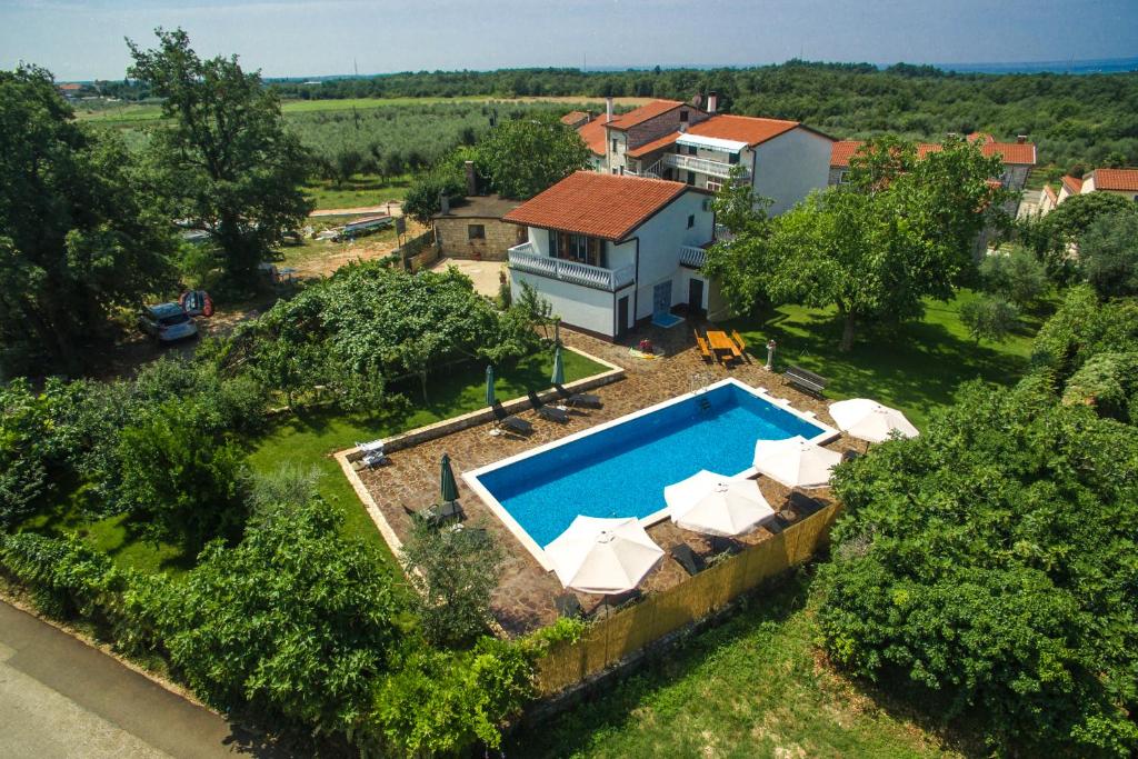 Bazén v ubytování Apartmani Halilovic nebo v jeho okolí