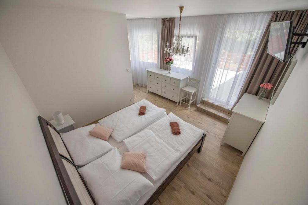 een kleine kamer met een bed en een bureau bij Penzion Patron in Brno