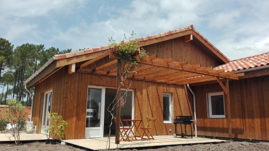 レオンにあるMaison moderne proche lac et plageの小屋根の木造家屋