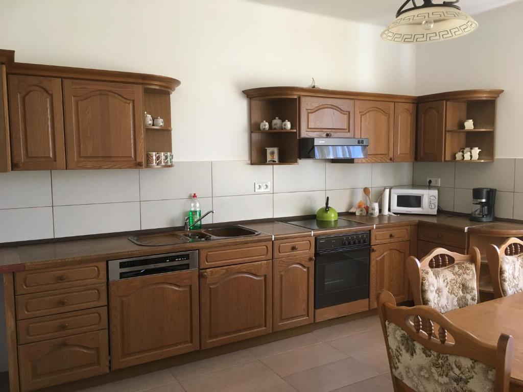 Kovács apartmanにあるキッチンまたは簡易キッチン
