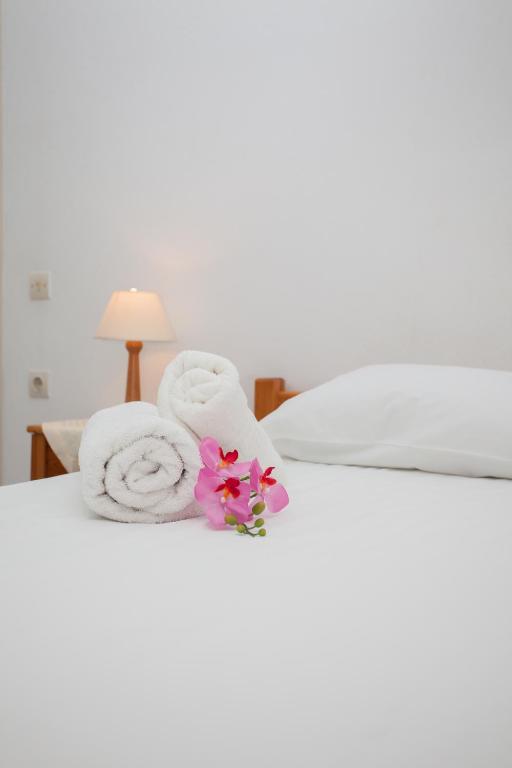 Postel nebo postele na pokoji v ubytování Anestoula Rooms