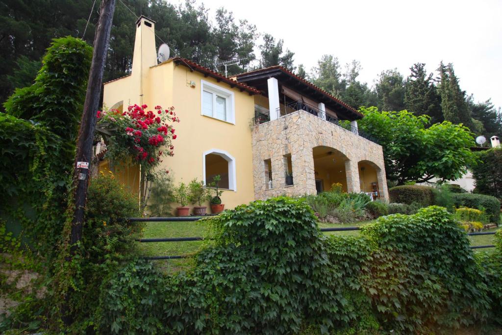 a house with flowers on the side of it at Six Steps From The Forest in Zigós