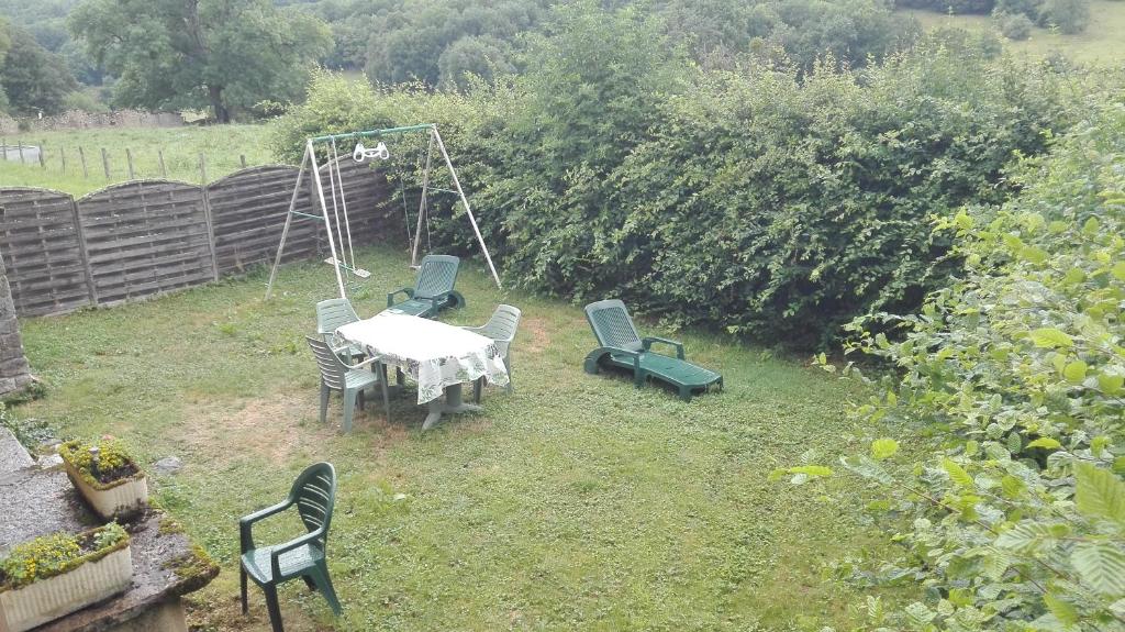 an aerial view of a table and chairs in a yard at Gite de charme au coeur de la Bourgogne in Santigny