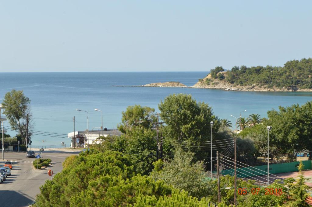een uitzicht op de oceaan en een straat met auto's bij Katerina's sea view in Kavala