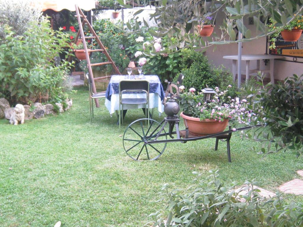 Ogród w obiekcie Locanda della Bottega