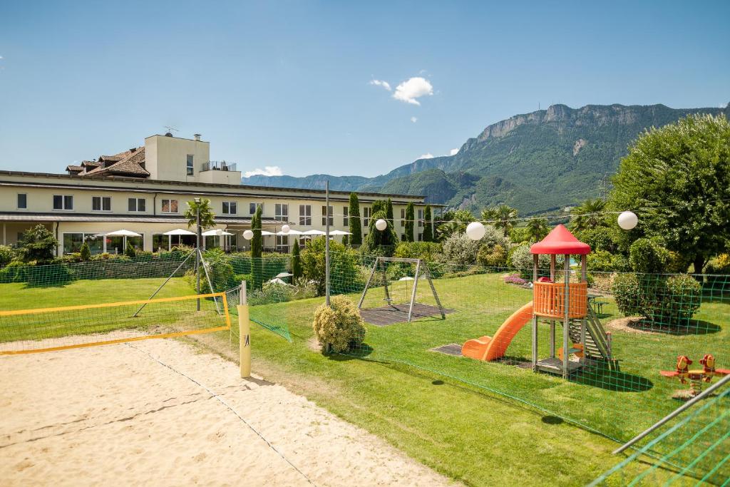 Nespecifikovaný výhled na hory nebo výhled na hory při pohledu z hotelu