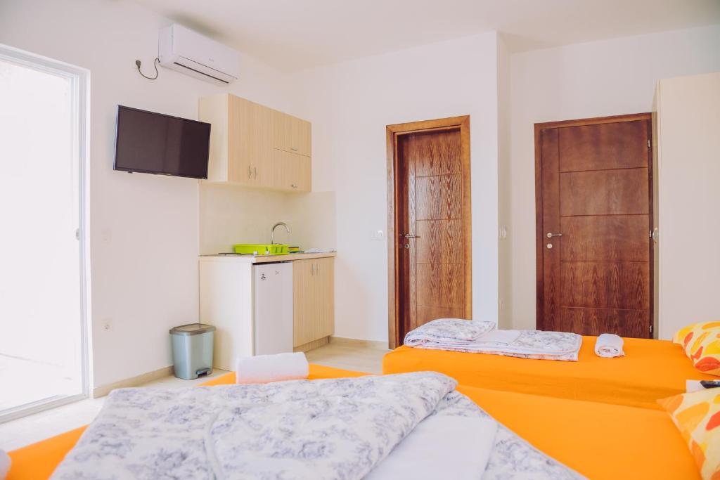 Postel nebo postele na pokoji v ubytování Apartments Krstovic