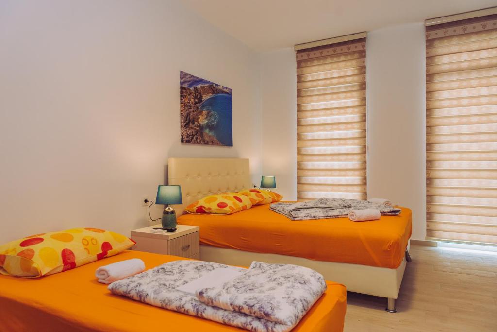 Postel nebo postele na pokoji v ubytování Apartments Krstovic