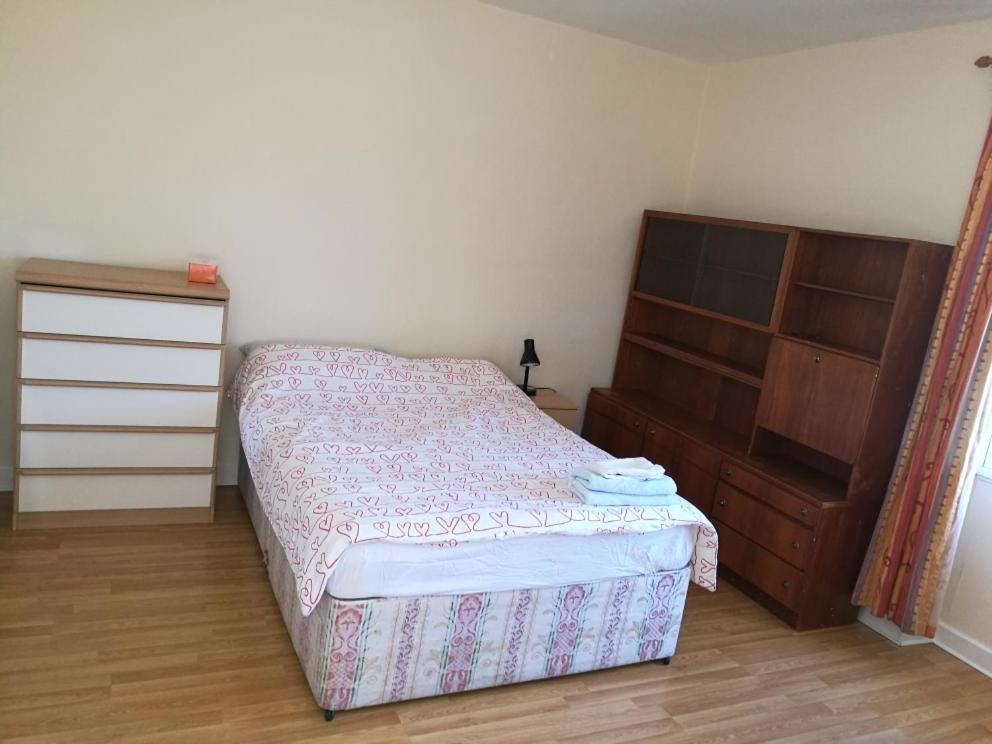 エディンバラにあるSimon Square Apartmentの小さなベッドルーム(ベッド1台、ドレッサー付)