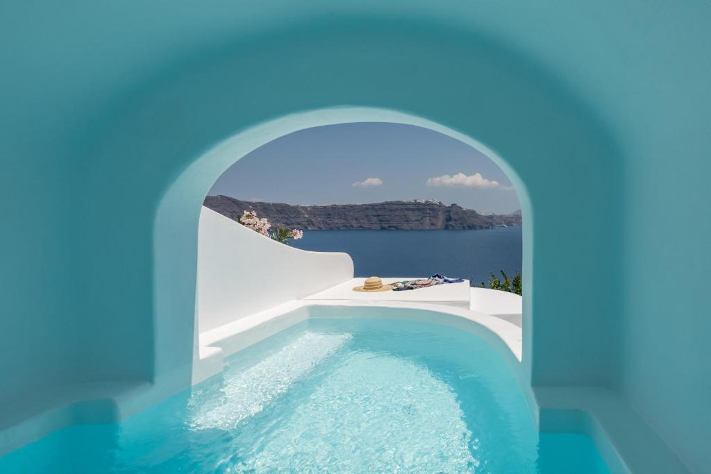 Bazén v ubytování Chelidonia Luxury Suites nebo v jeho okolí