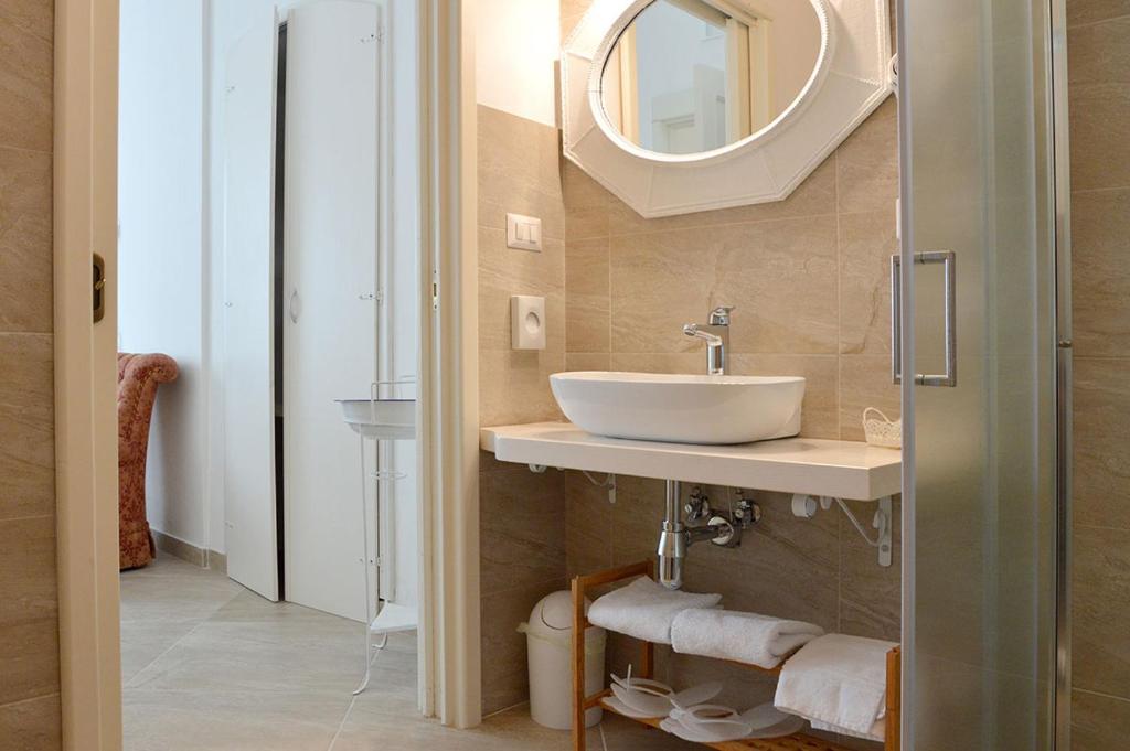A bathroom at B&B PALAZZO MARZO