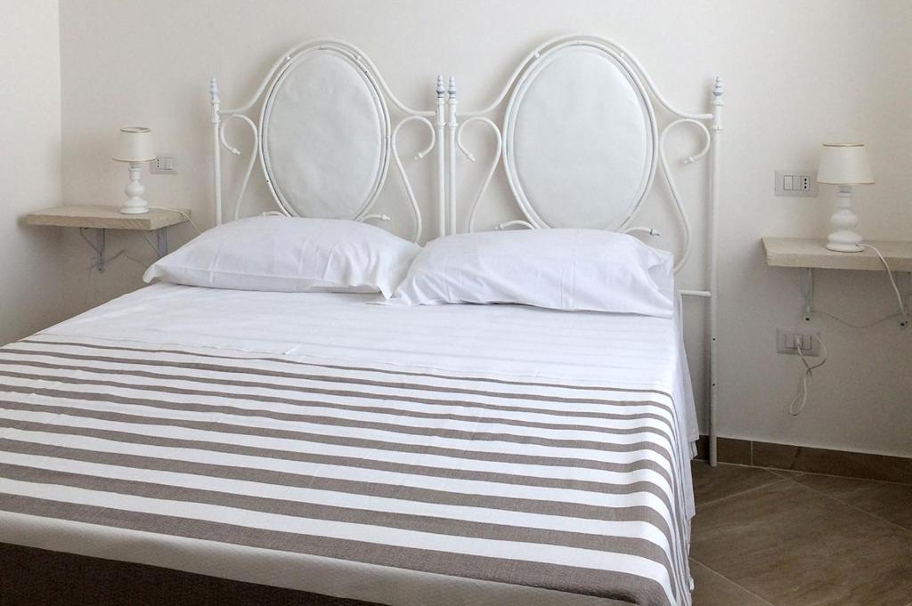 A bed or beds in a room at B&B PALAZZO MARZO