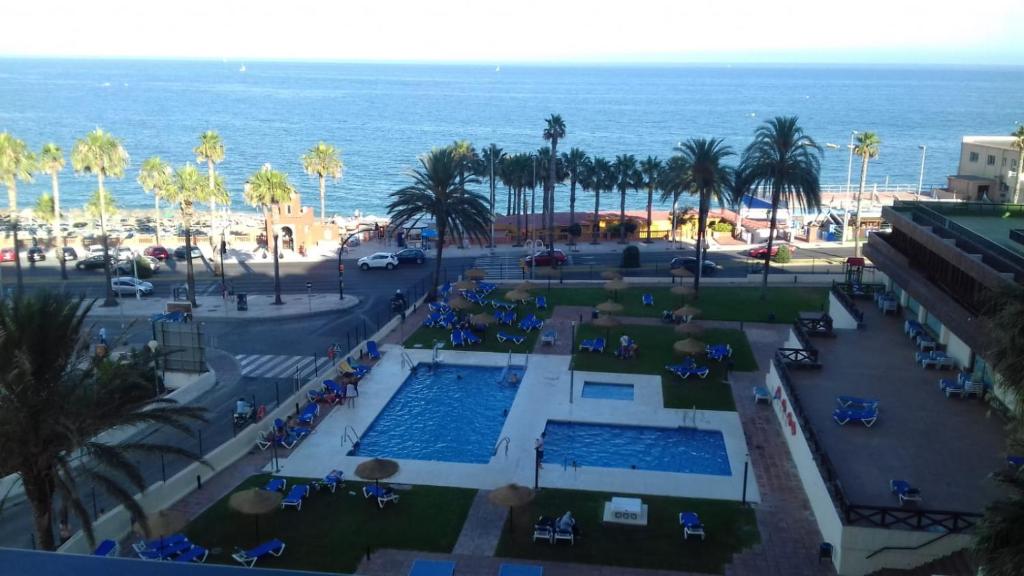 een luchtzicht op een resort met een zwembad en de oceaan bij Estudio playa Benalmadena in Benalmádena