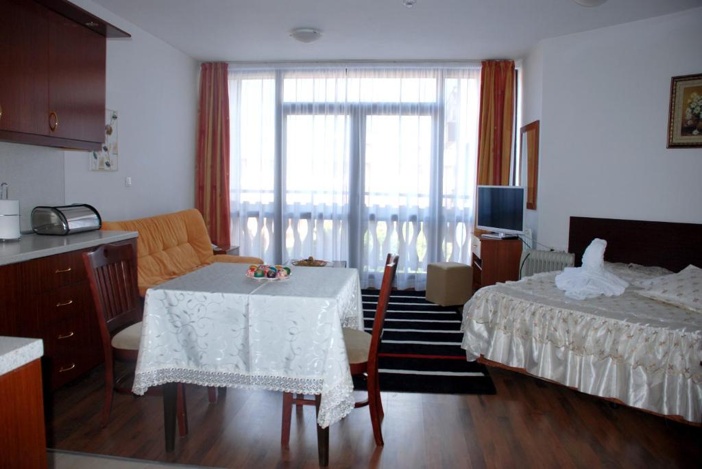 Postel nebo postele na pokoji v ubytování Elegant Lux Hotel