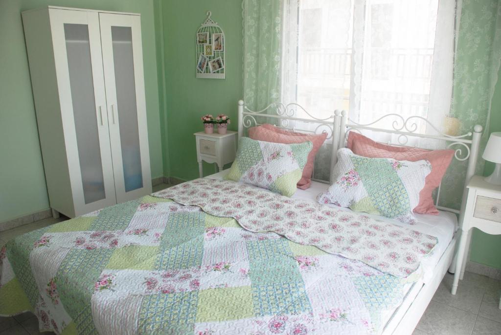 A bed or beds in a room at Vintage Home